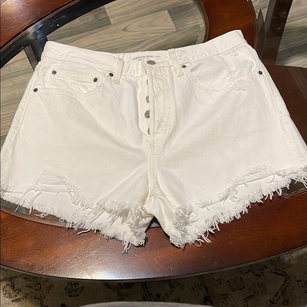 Denim Forum White Jean Shorts Distressed Frayed Hem‎